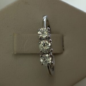 Anello in oro bianco 18 kt a fusto sottile. Tre diamanti  taglio brillante per carati 0,65. A nostre spese la messa a misura Prezzo: 950 